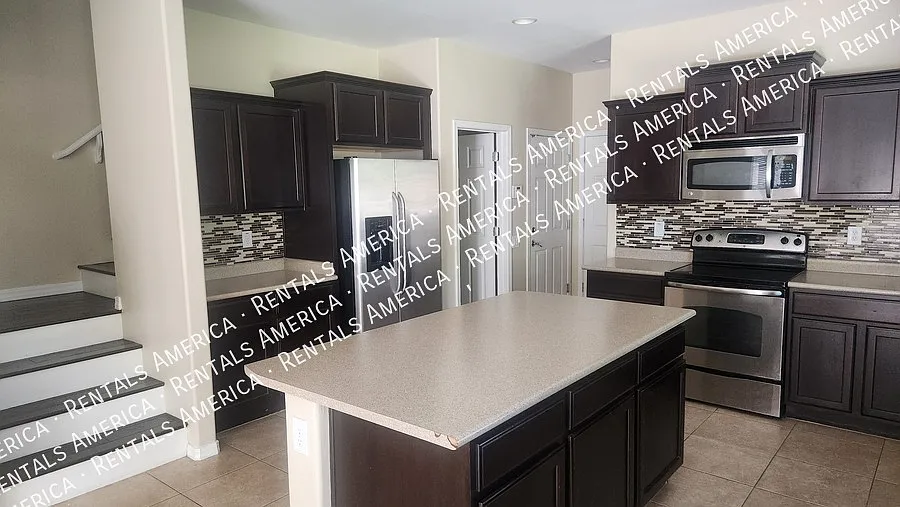 3 bed, 1871 sqft, $2,299 — Photo 2