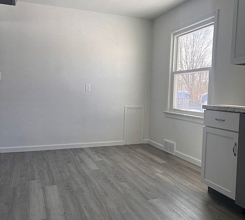 5th image of 395 Jackson St