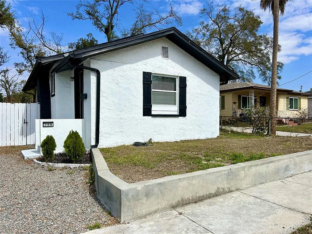Building Photo - 706 E Flora St
