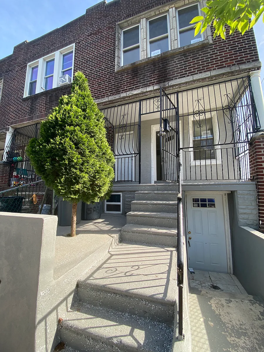 Building Photo - 198 Saber St #2