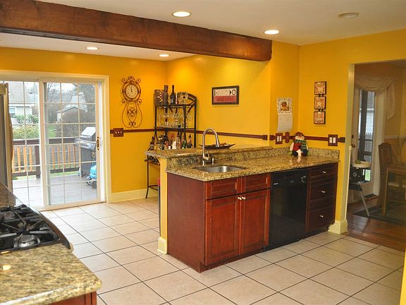 3rd image of 2 Caywood Pl