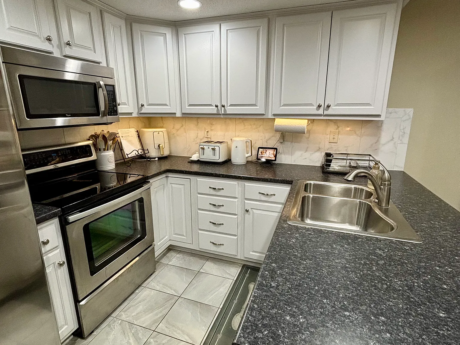 3 bed, 1728 sqft, $1,899 — Photo 2
