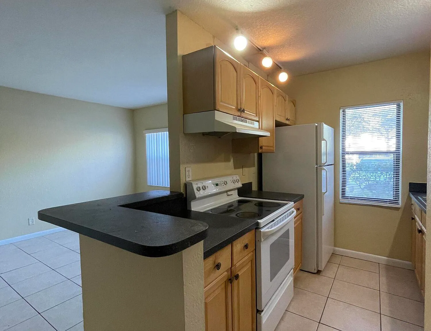 2 bed, 2.0 bath, 800 sqft, $2,000 — Photo 2