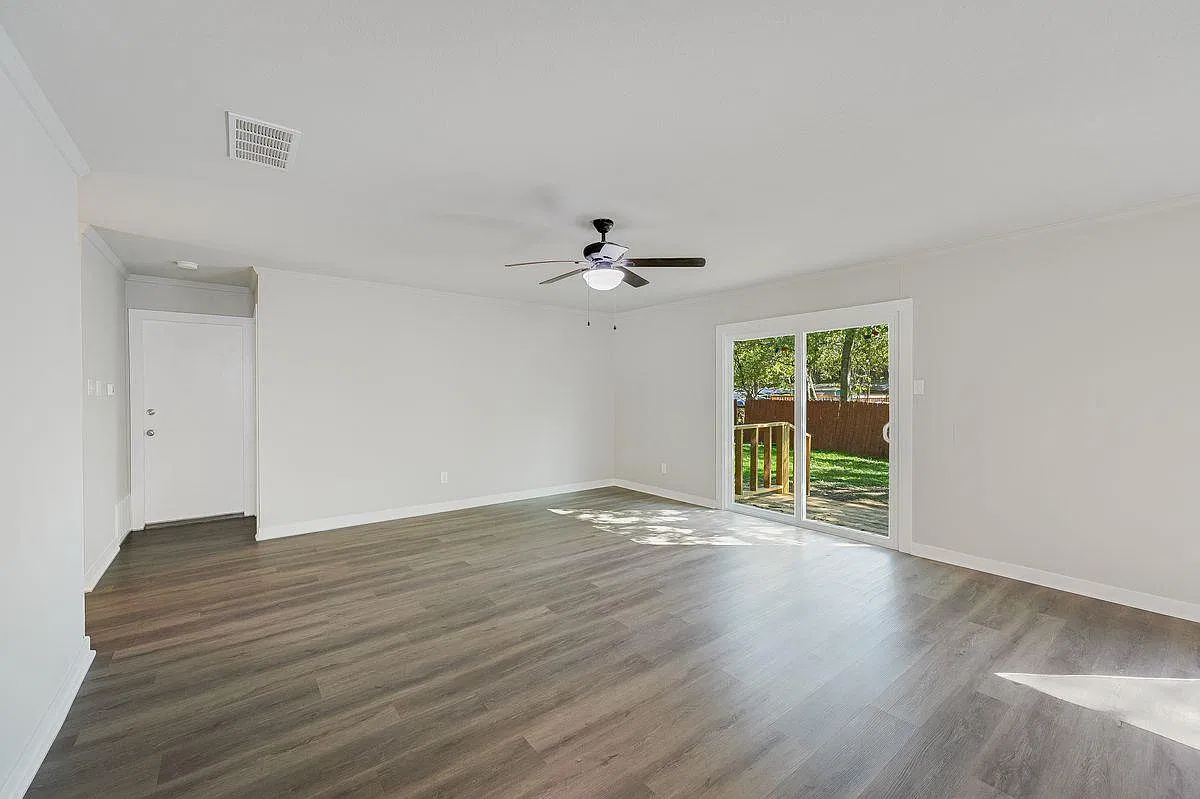 3 bed, 2.0 bath, 1224 sqft, $2,100 — Photo 2