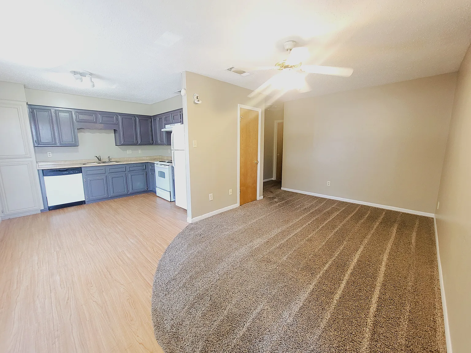 2 bed, 650 sqft, $865 — Photo 2