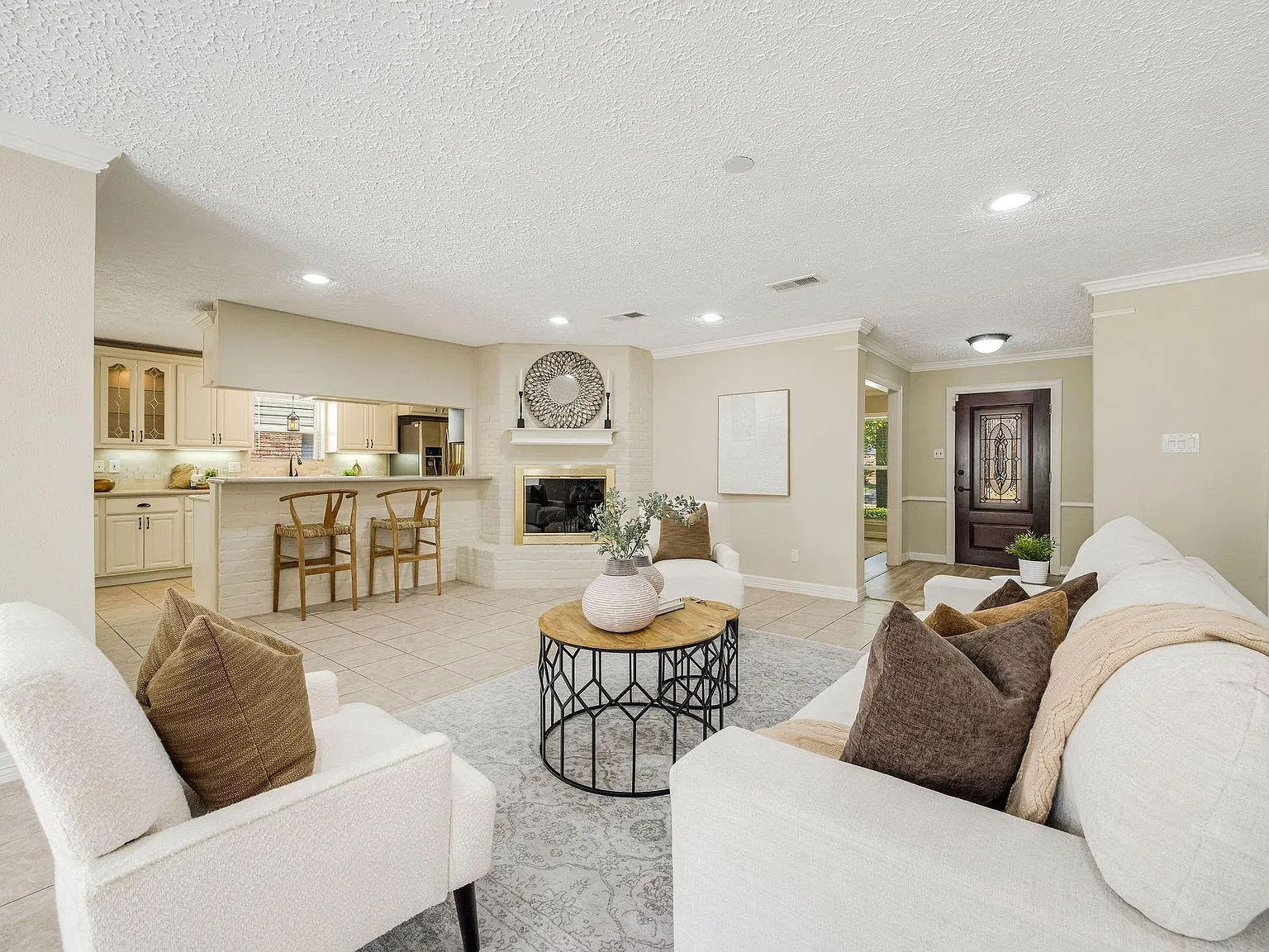 4 bed, 2.0 bath, 2283 sqft, $3,300 — Photo 3