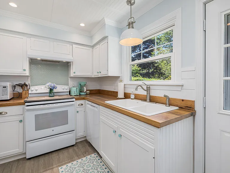 133 Carroll Ave — Photo 13