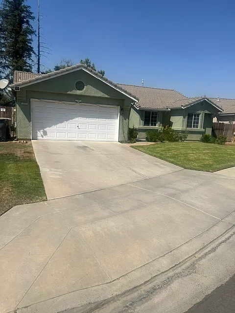 3 bed, 1342 sqft, $2,300 — Photo 2
