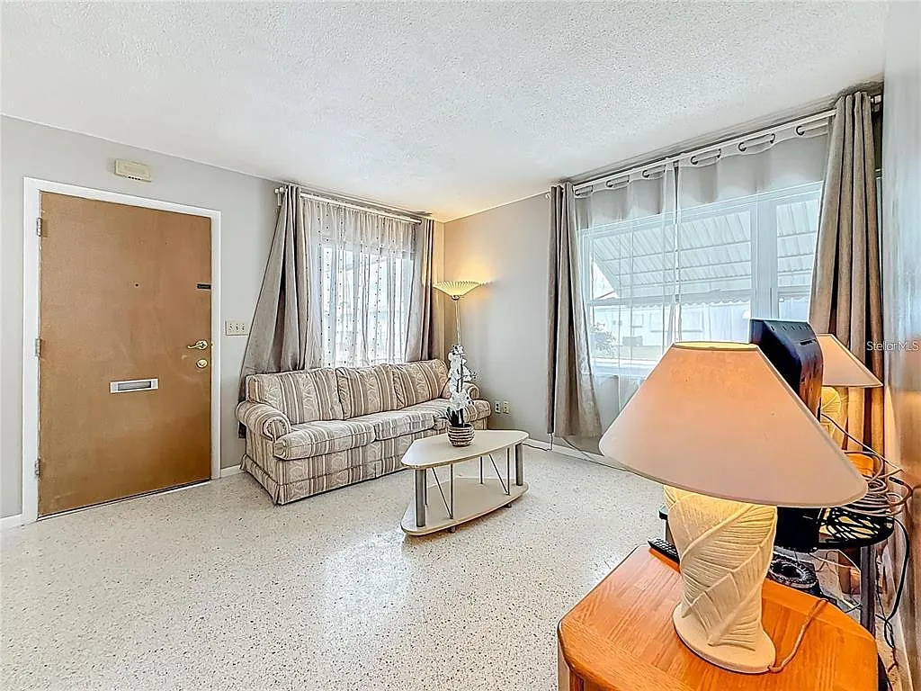 2 bed, 1.0 bath, 764 sqft, $1,295 — Photo 3