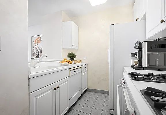4th image of 61 W 62nd St APT 16L