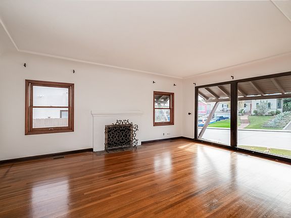 3rd image of 3236 Curtis St