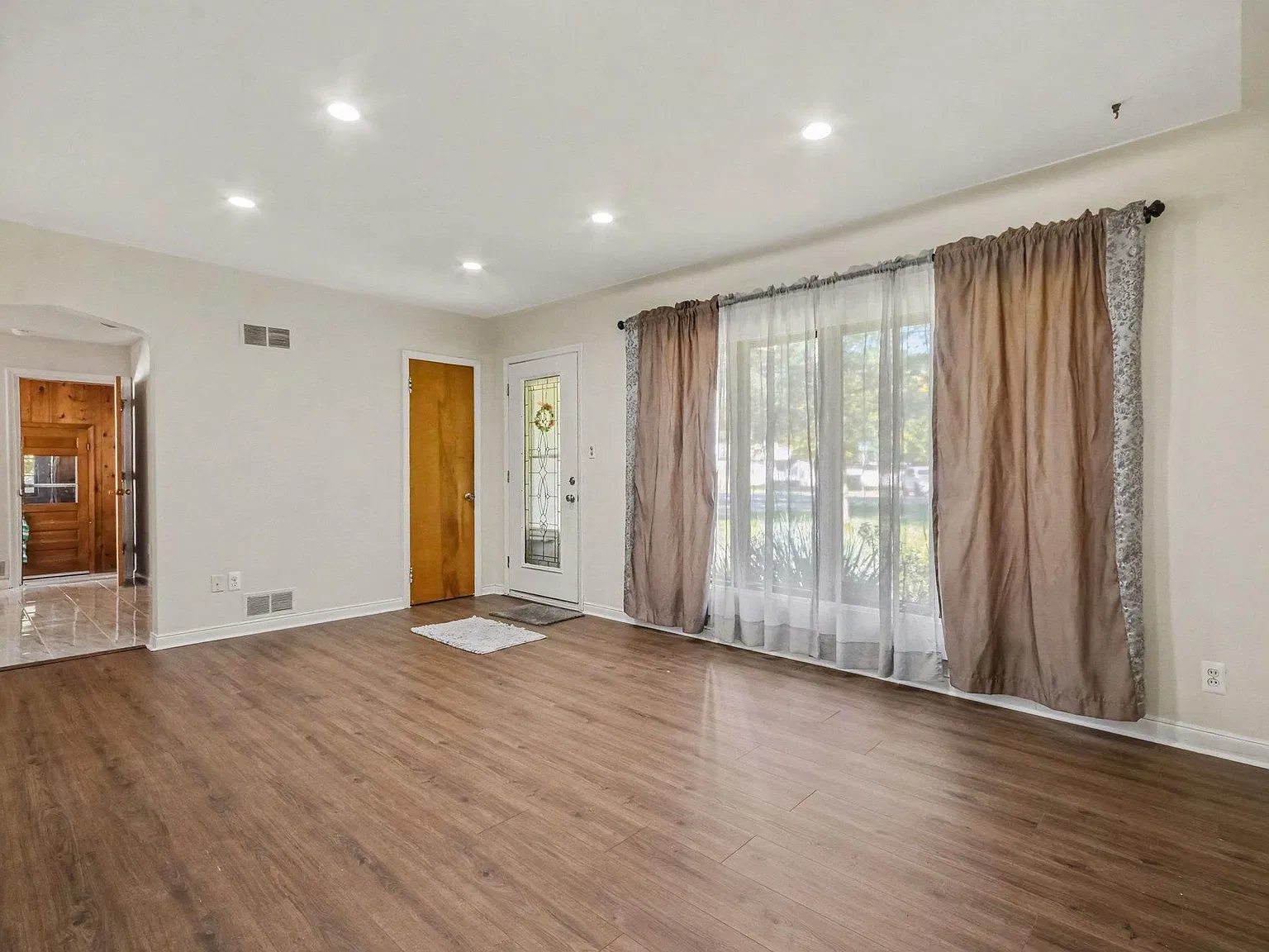 4 bed, 2.0 bath, 2010 sqft, $2,500 — Photo 3