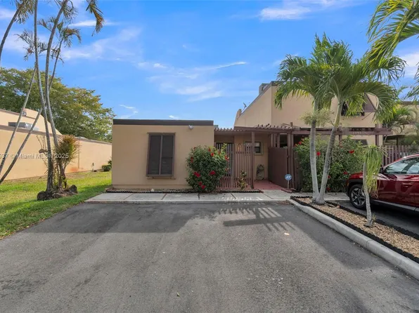 1341 E Golfview Dr, Pembroke Pines, FL 33026