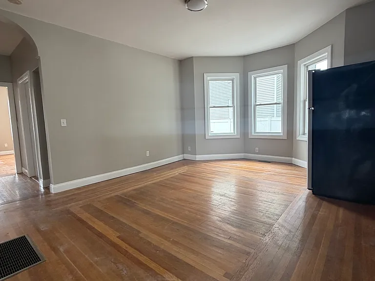 112 Niagara St #1 — Photo 4