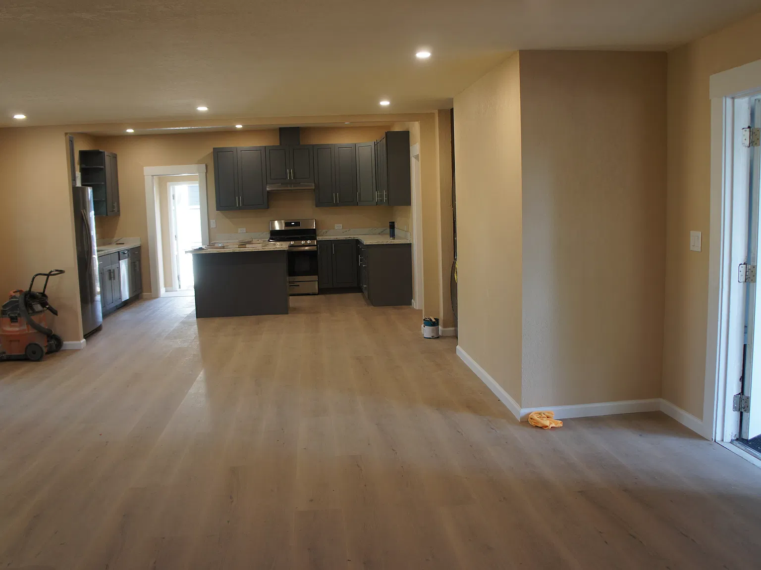 2 bed, 2200 sqft, $4,250 — Photo 2