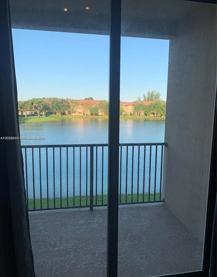 3 bed, 2.5 bath, 1907 sqft, $2,800 — Photo 2