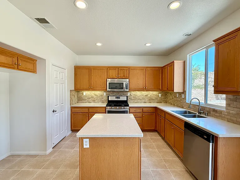 590 Rosemere Ln — Photo 4