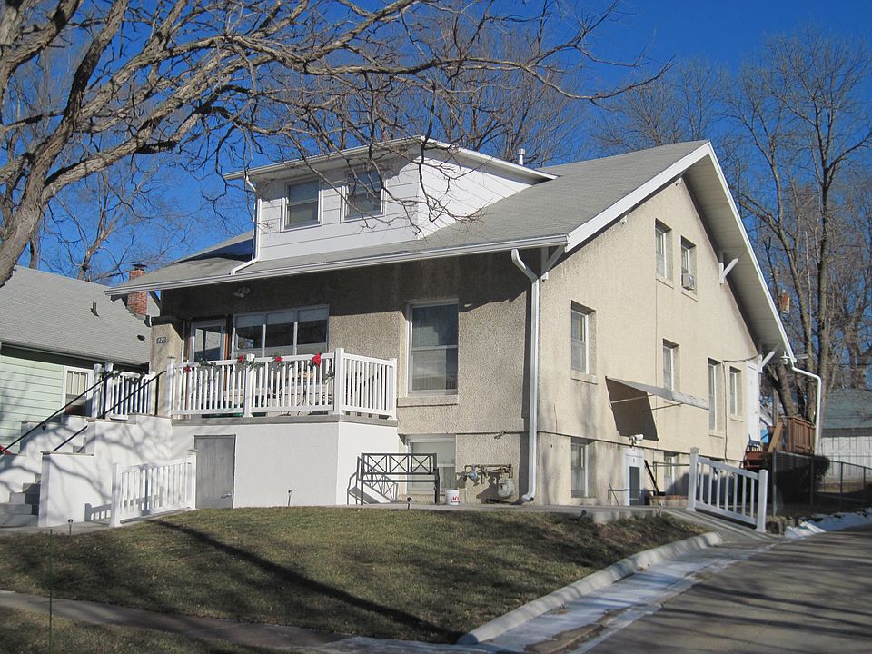 Building exterior with 1st floor front porth & sun room