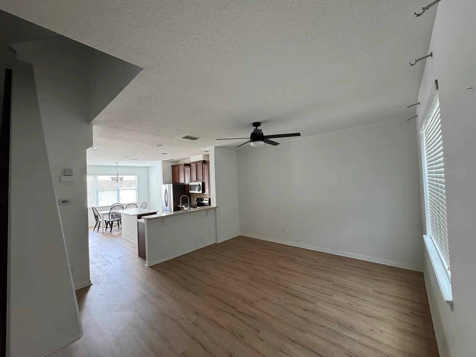 3 bed, 2.5 bath, 1460 sqft, $2,400 — Photo 4