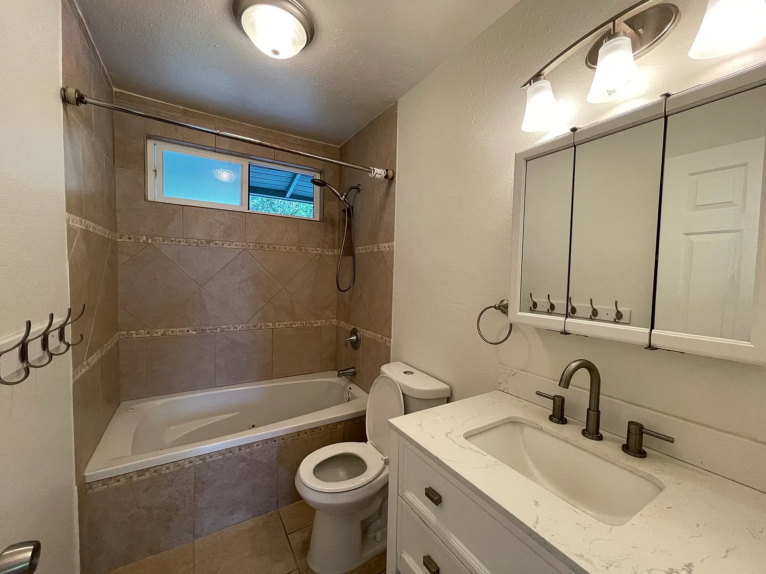 4 bed, 1344 sqft, $4,000 — Photo 2