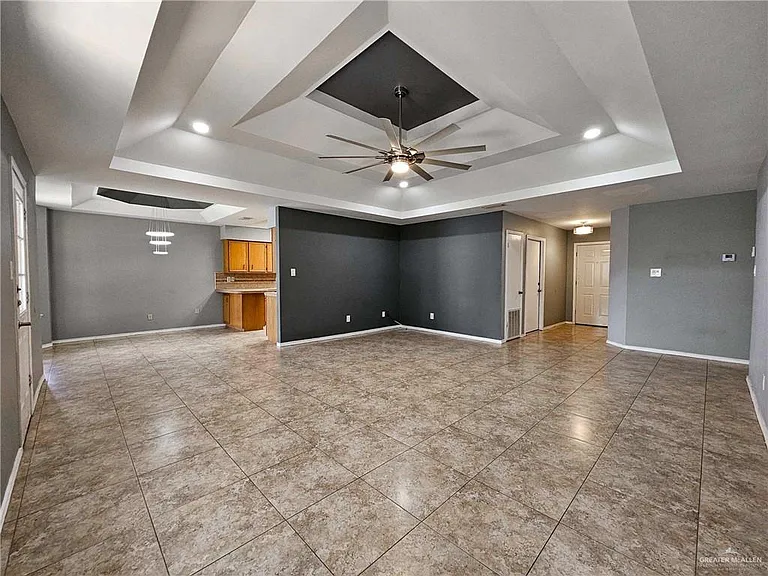2208 Robin Ave W — Photo 4