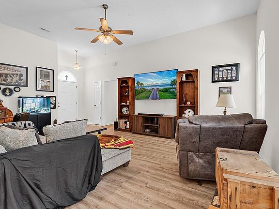 4th image of 347 Harbour Reef Dr.