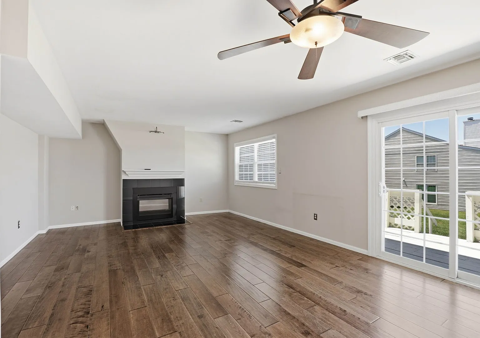 Stunning 3 Bedroom Townhome Available Now! — Photo 1