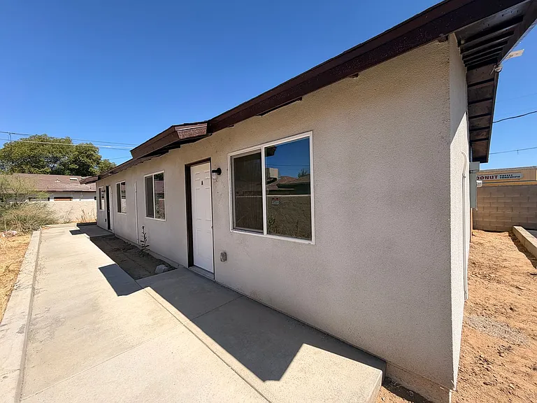 313 Airport Dr — Photo 2