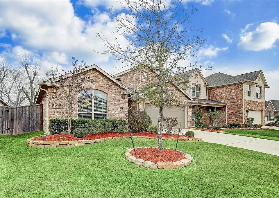 Welcome home to your new home at 19226 Red Cascade Court! Backing to a green space, this home is situated on a cul de sac street with the neighborhood lake at the end of the street.