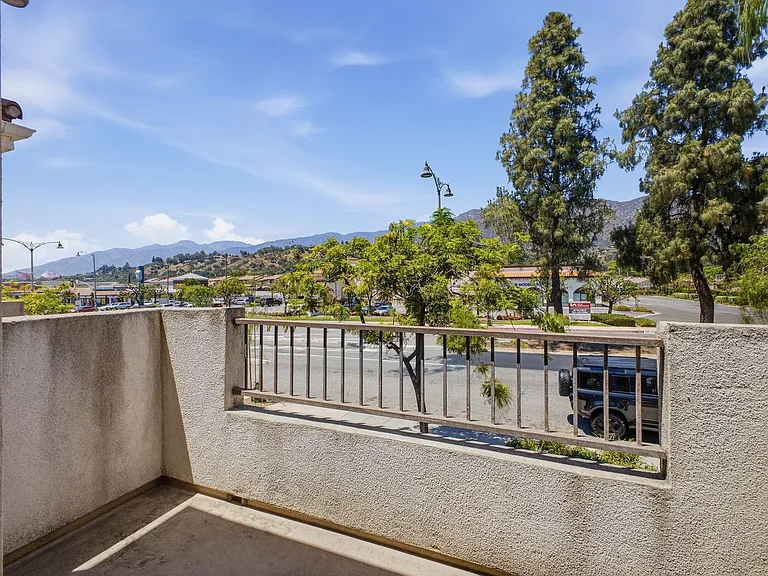 2338 Huntington Dr — Photo 10