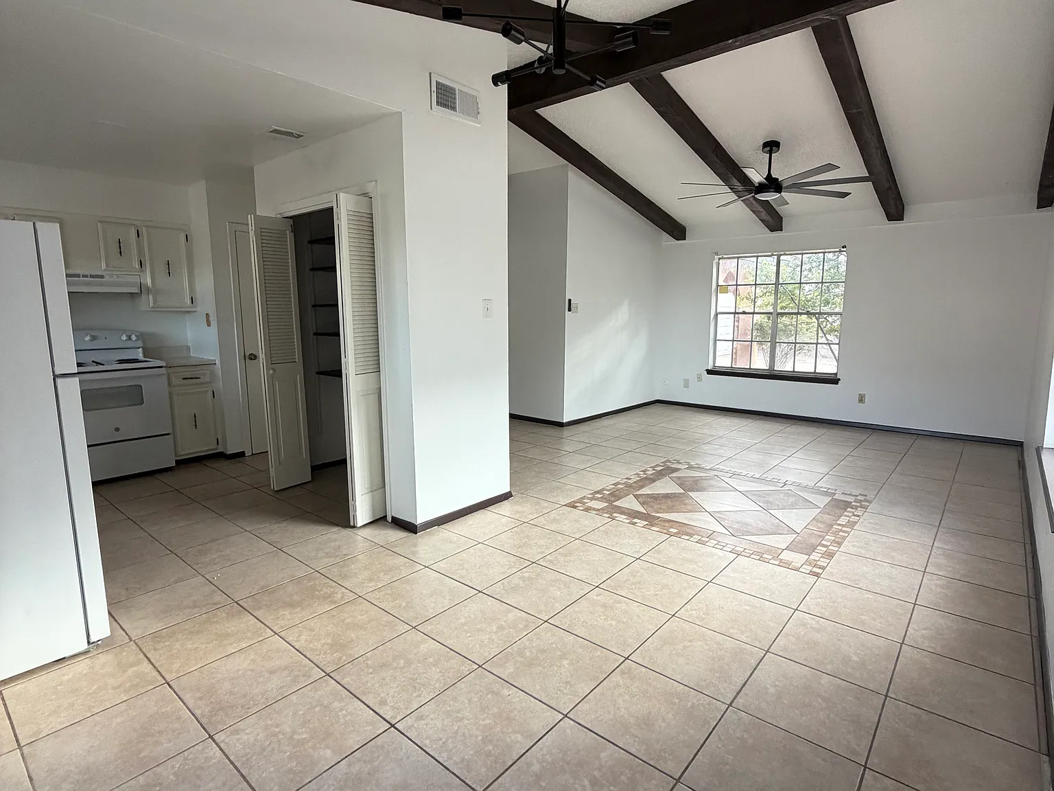 217 E Castellano Dr — Photo 1
