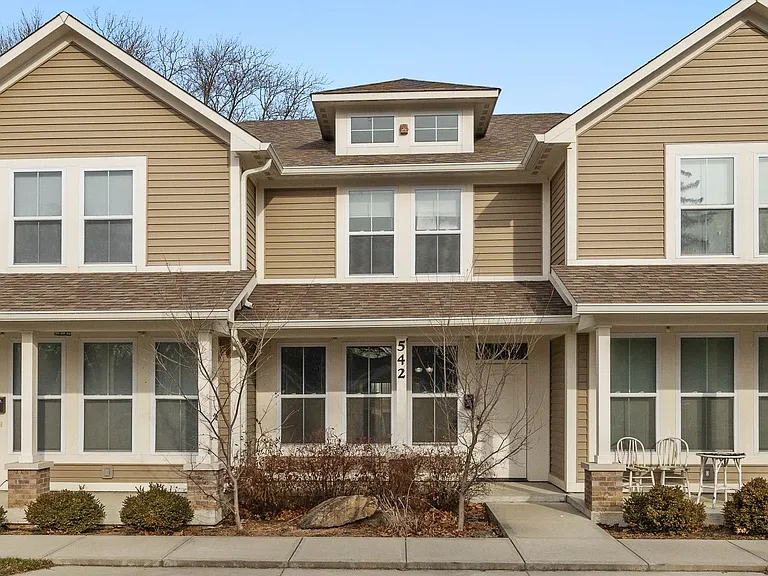 542 W Main St — Photo 2