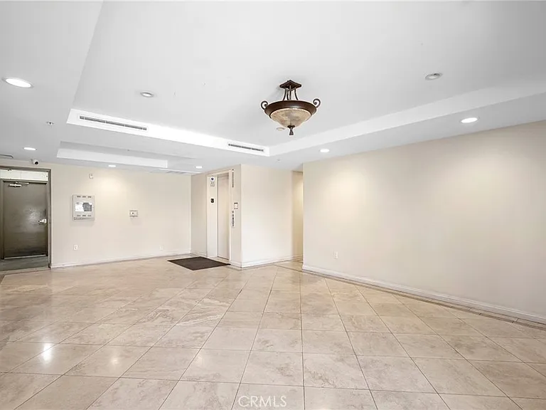 6800 Corbin Ave — Photo 37