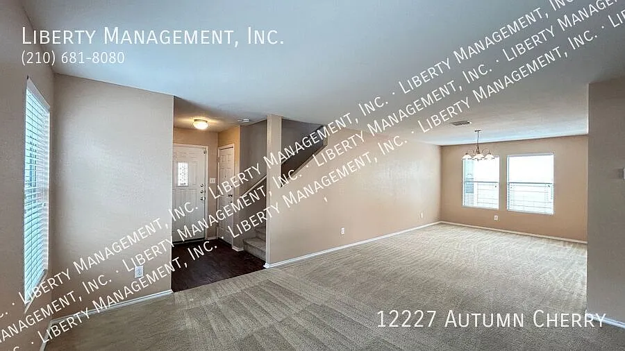Spacious Two Story home in Silver Oaks — Photo 3