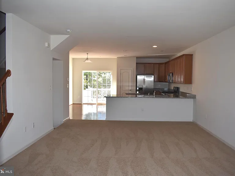 9421 Adelaide Ln — Photo 6