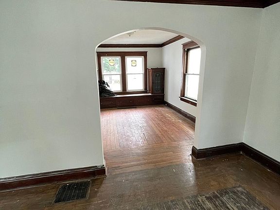 4th image of 2617 Montclair Ave