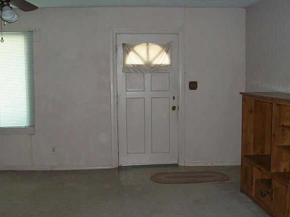 LIVING ROOM-ENTRY