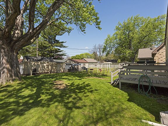 4th image of 4101 Queen Ave N