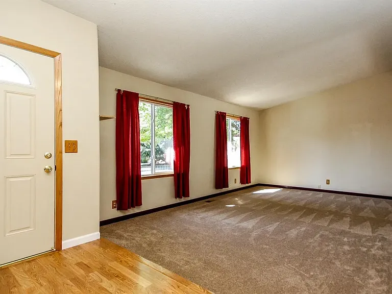 137 Edinburgh Way — Photo 3