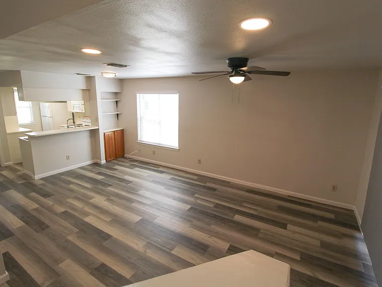 933 Schertz Pkwy — Photo 11
