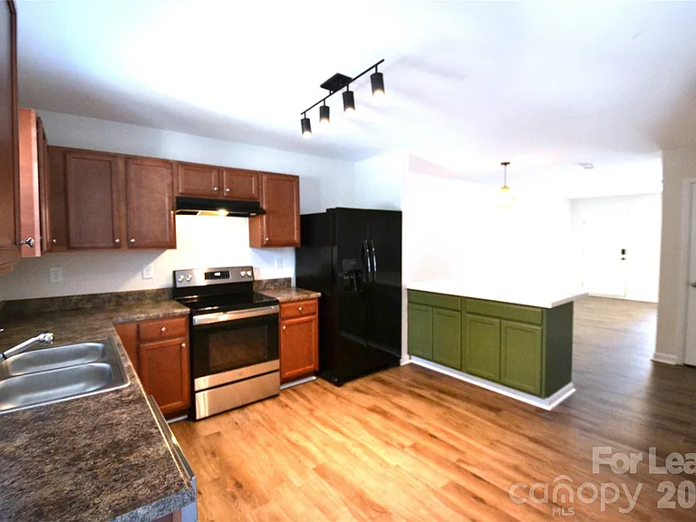 843 Plaza Walk Dr — Photo 10