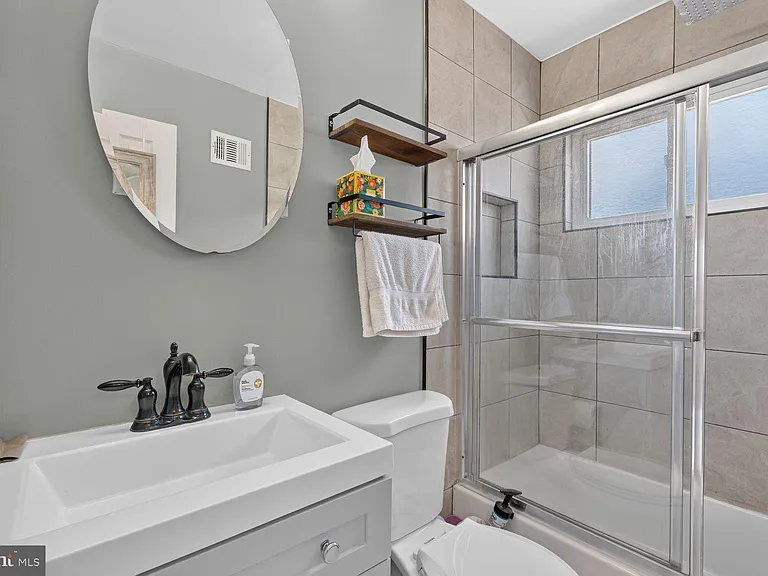 2437 Iverson St — Photo 11