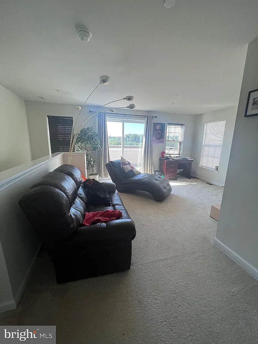 1 bed, 2160 sqft, $1,400 — Photo 2