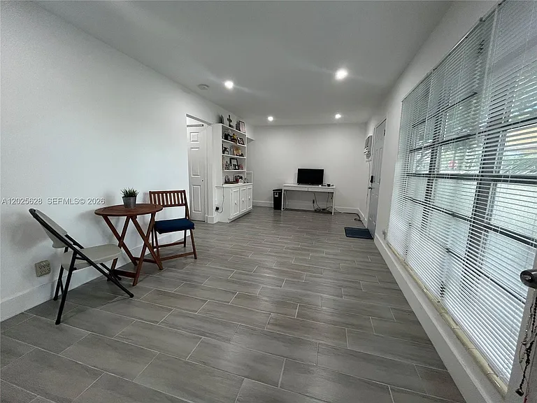 1019 NE 17th Ter #4 — Photo 2