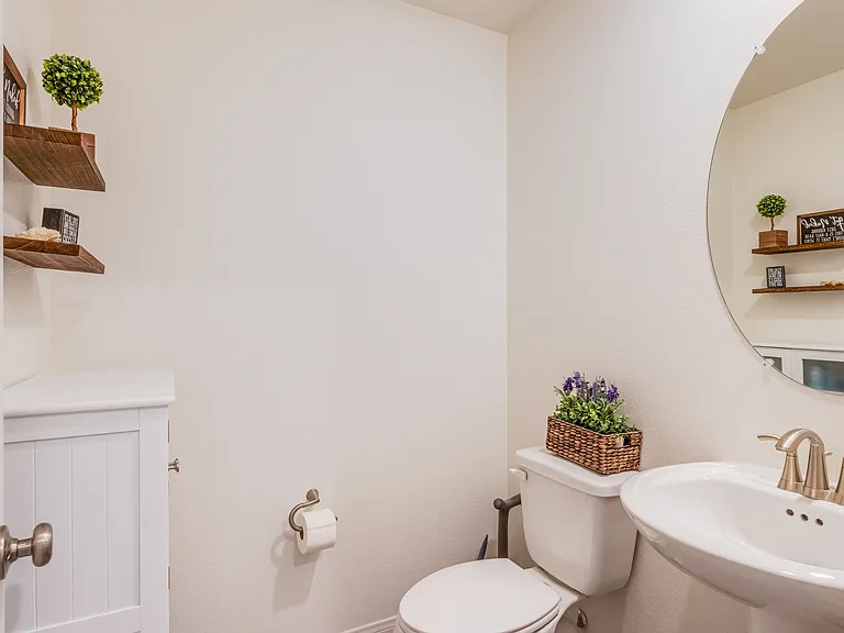Lush Oasis Ave — Photo 10