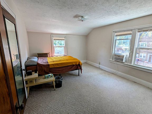 Spacious Bedroom with closet