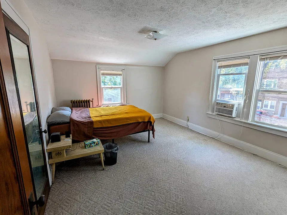 Spacious Bedroom with closet