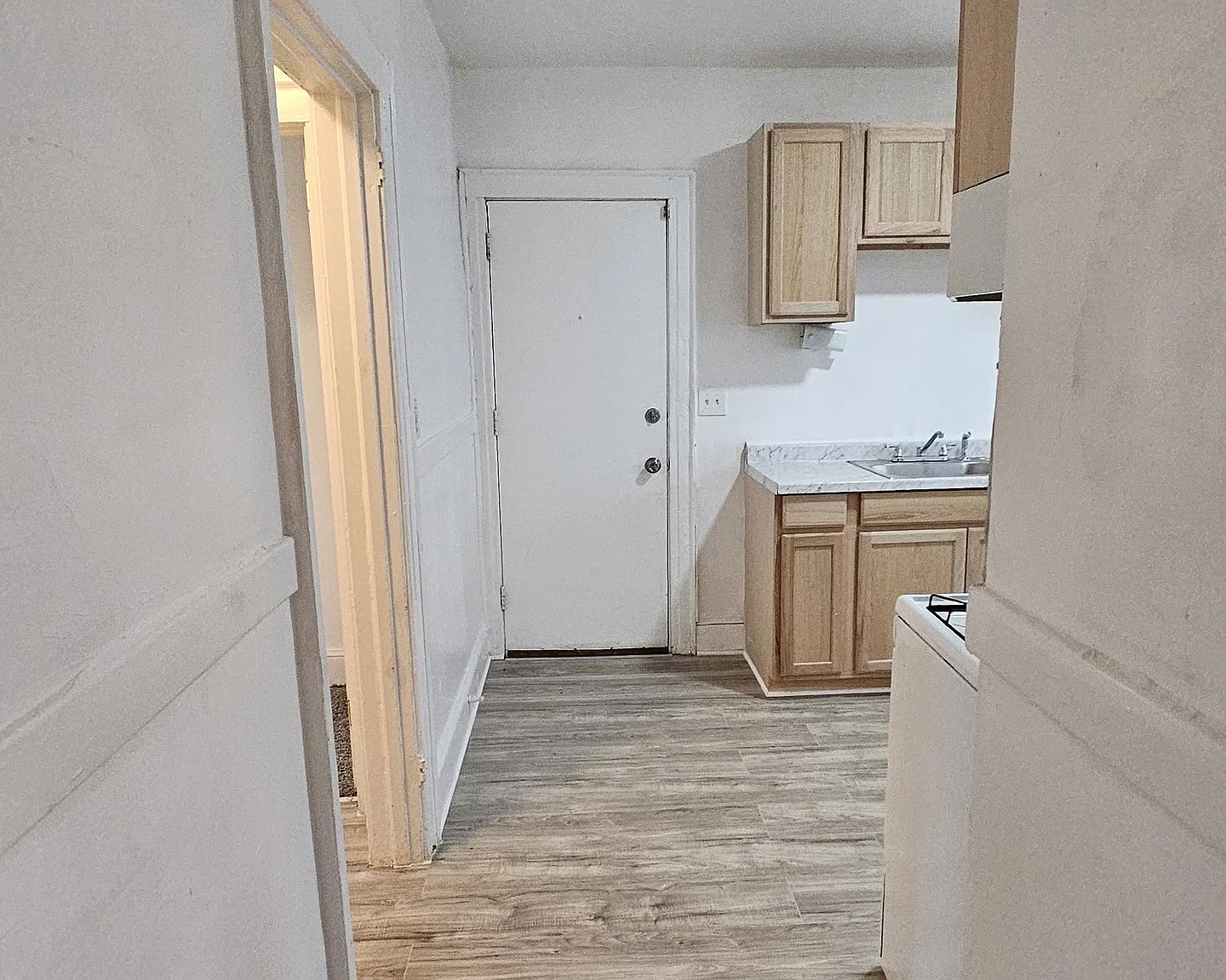 2 bed, 1.0 bath, 2882 sqft, $1,500 — Photo 4