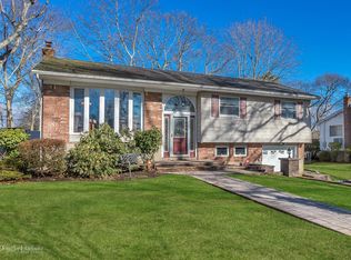 17 Quaker Ln, Smithtown, NY 11787