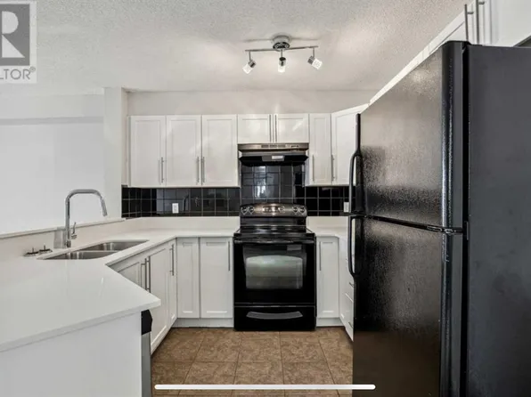 60 Panatella St NW, Calgary, AB T3K 0M1